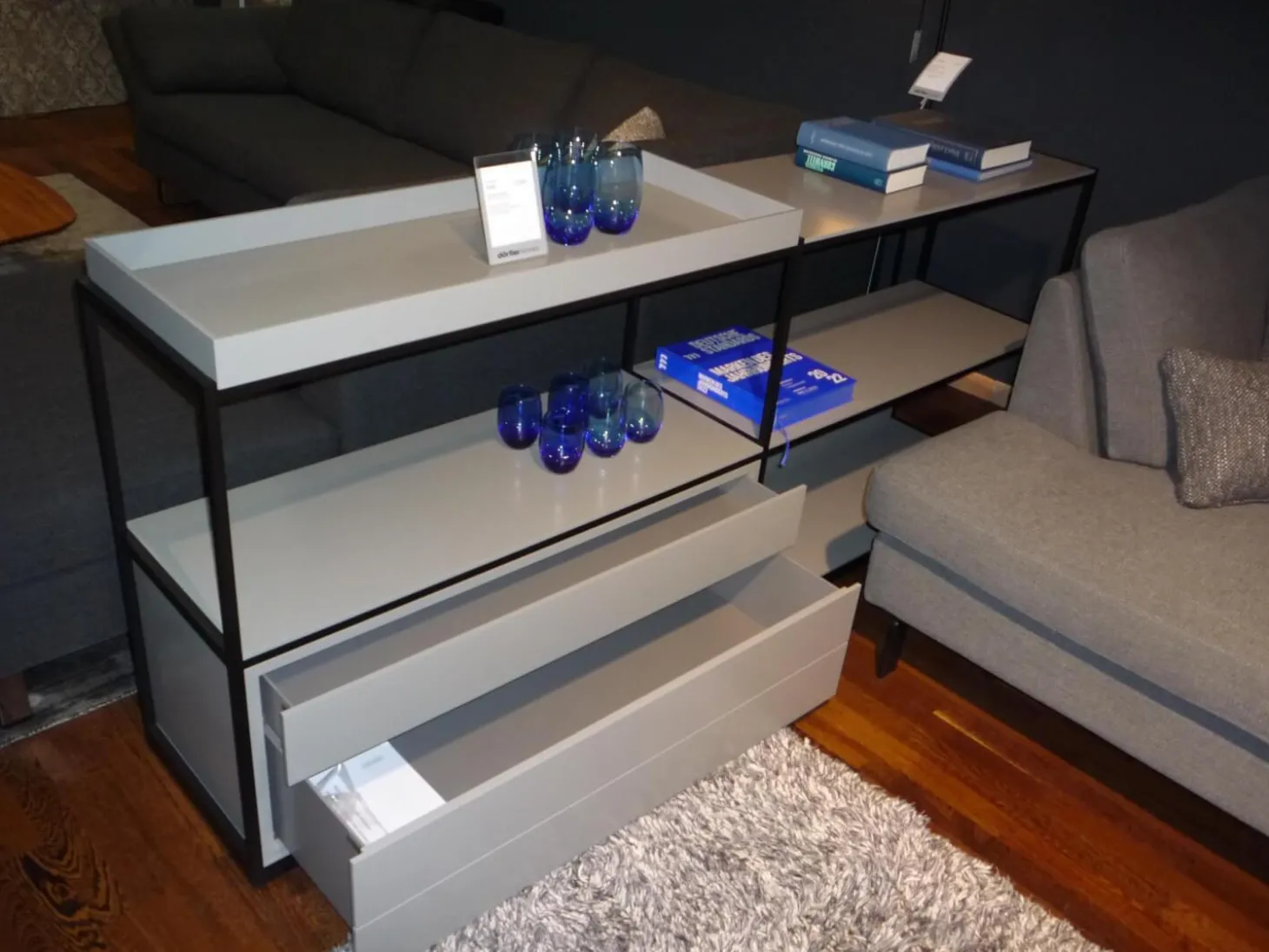 Raumteiler Tado Metallstruktur Schwarz Front Korpus und Rückwand Lack Flintgrau