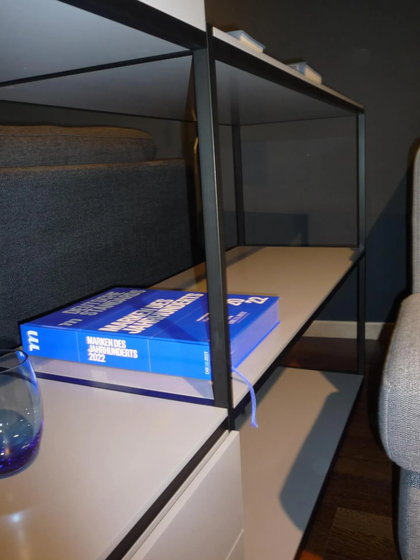 Raumteiler Tado Metallstruktur Schwarz Front Korpus und Rückwand Lack Flintgrau