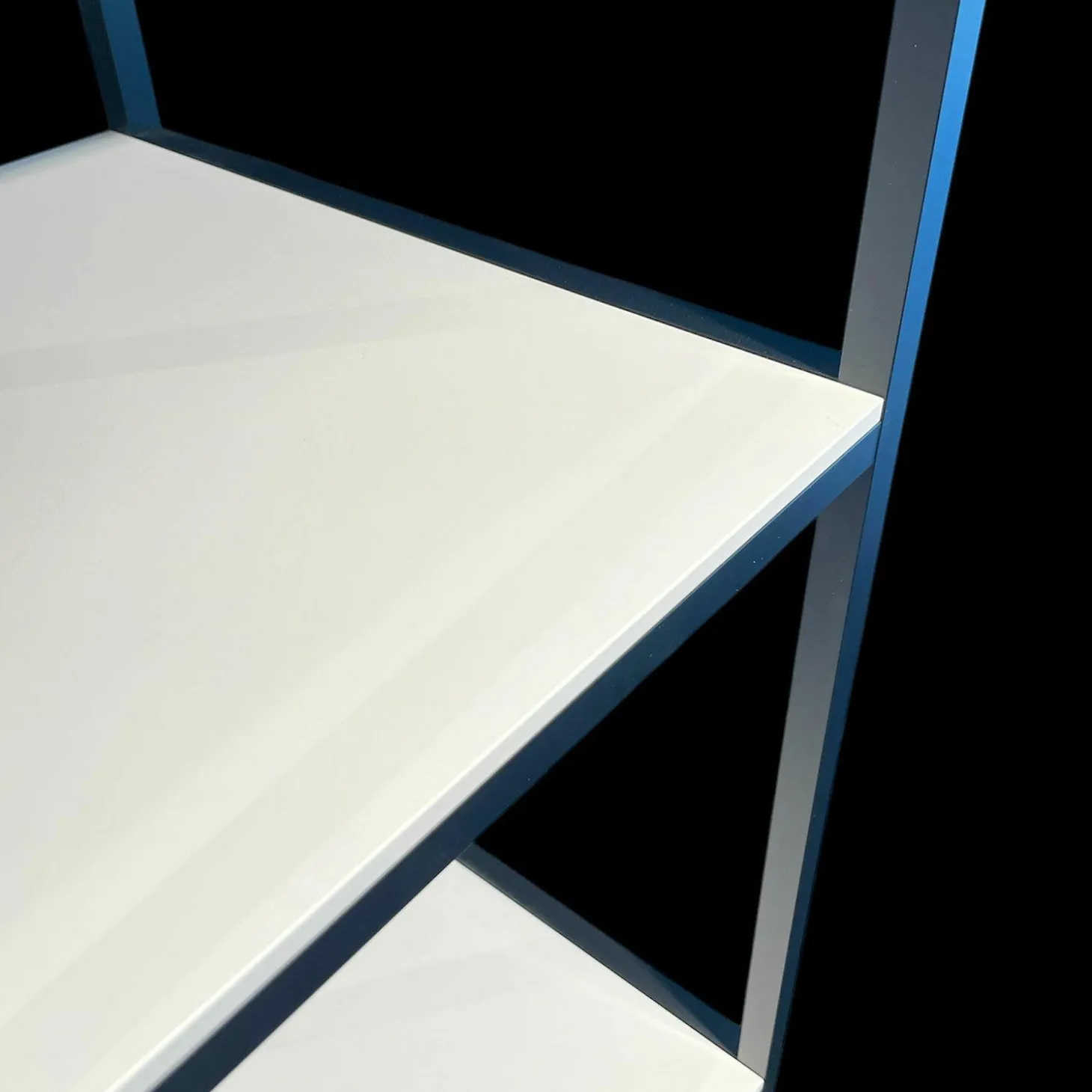 Raumteiler-Regal Tado Korpus MDF Lack M14 Platin Grau Profil Aluminium Schwarz Eloxiert