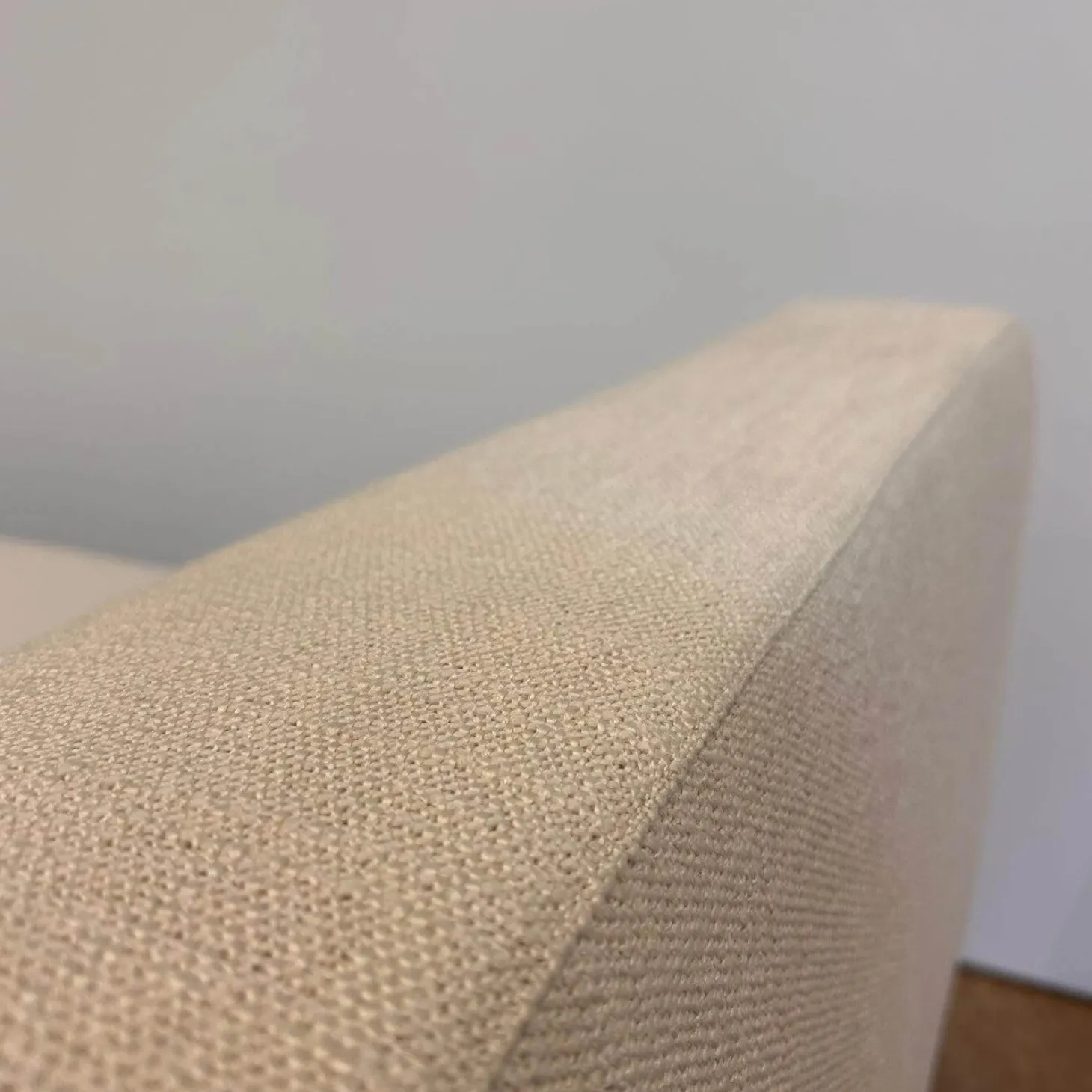 Recamiere Jaan Living 783 25 RA L Stoff Tonga 7615 Off White Beige Gestell Hochglanz Poliert Mit Kissen