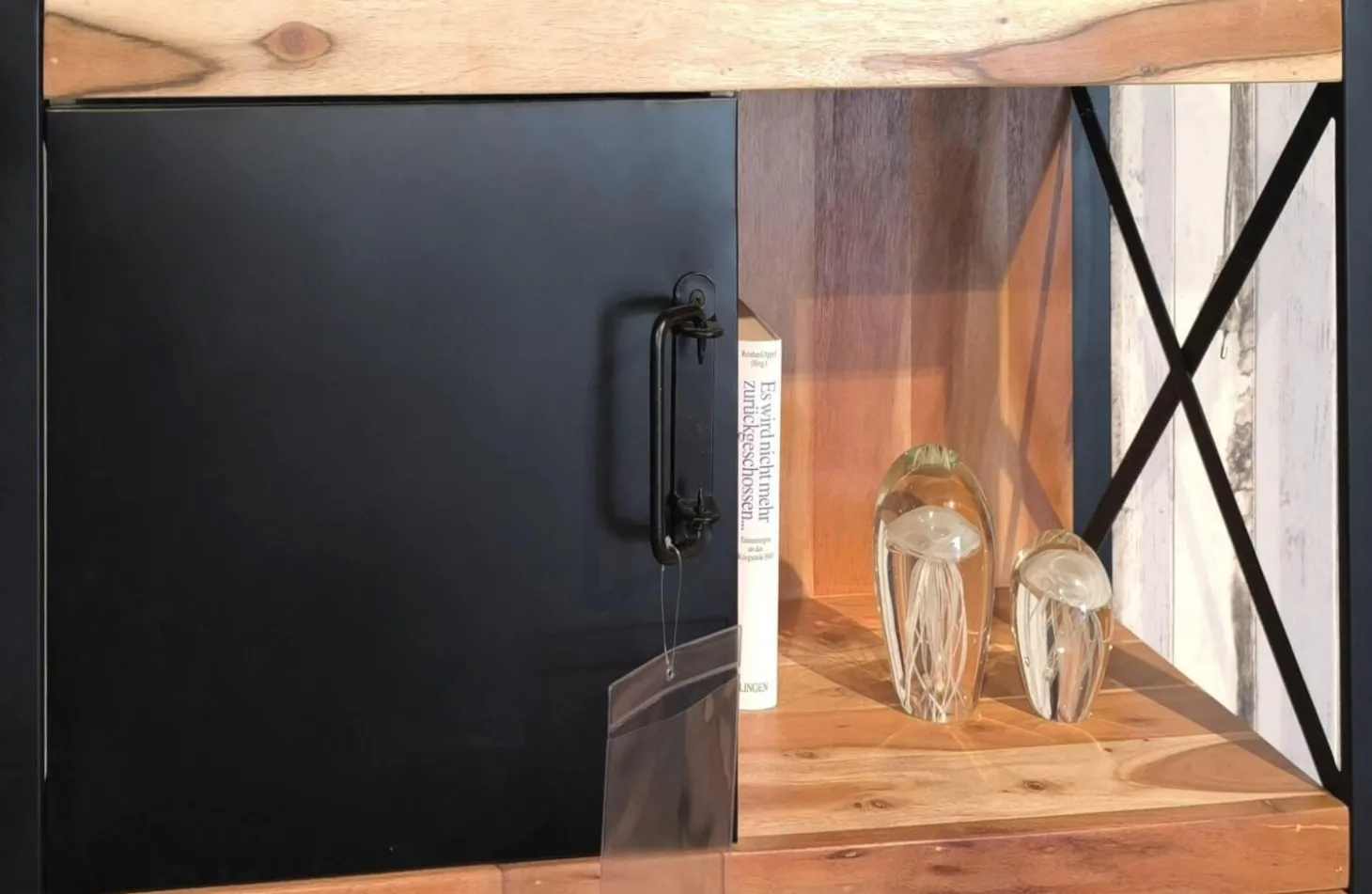 Regal Downtown Akazie Massiv Gebeizt Und Lackiert Rahmen Metall Schwarz Lackiert