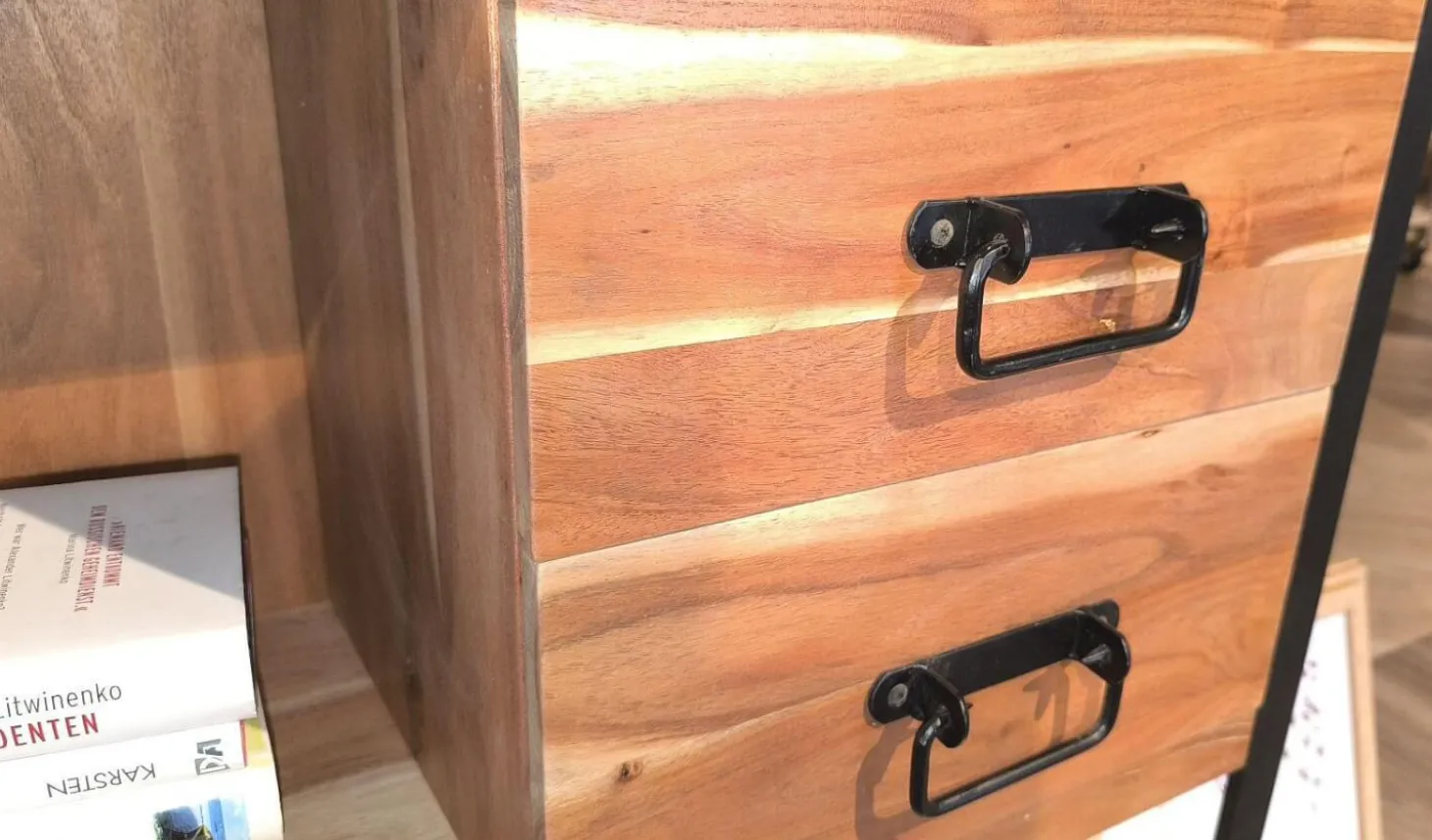 Regal Downtown Akazie Massiv Gebeizt Und Lackiert Rahmen Metall Schwarz Lackiert