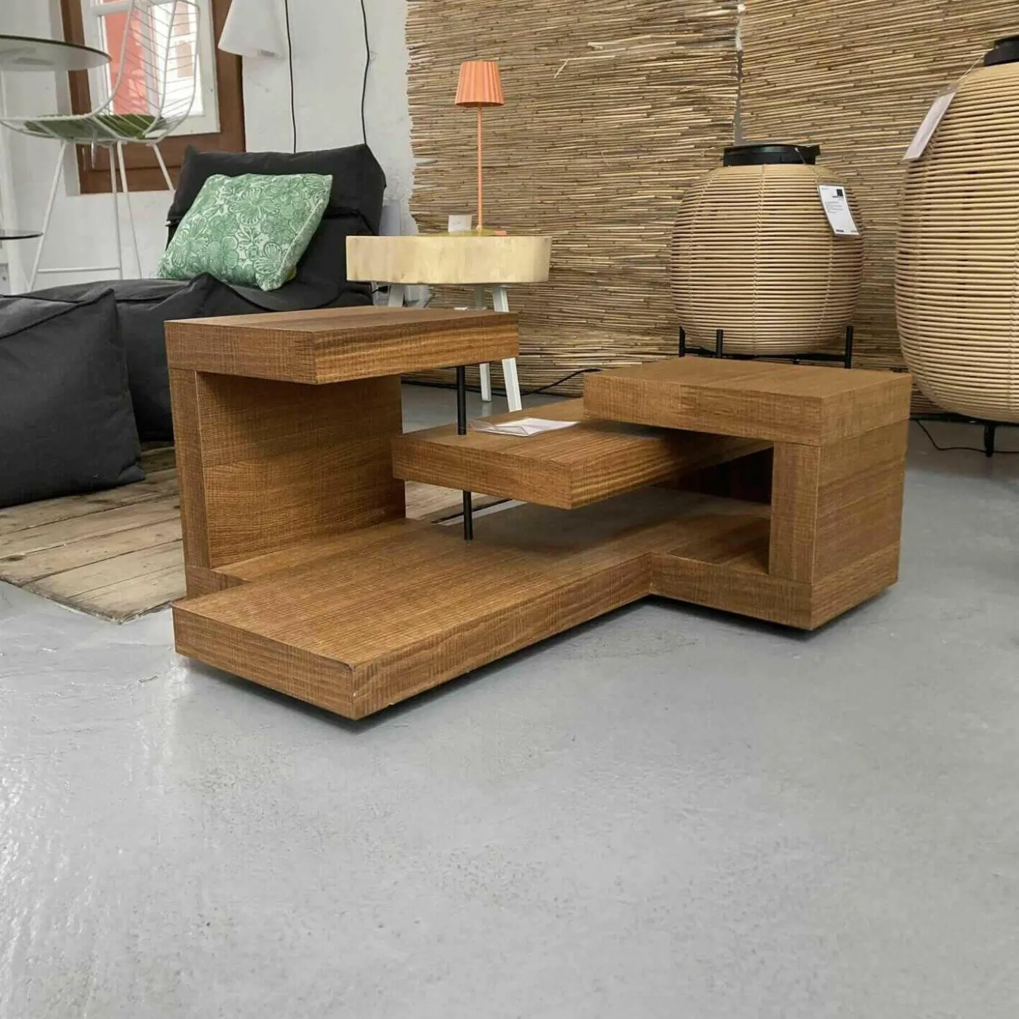 Regal Liberia Qubit in Eschenholz Schwarz Gebeizt