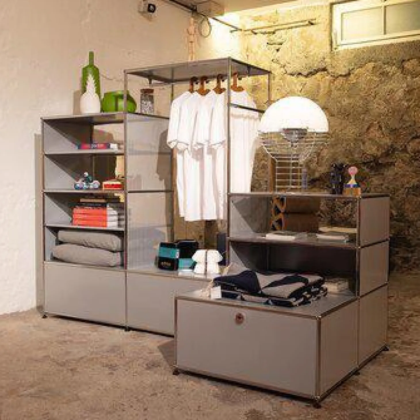 Regal Metall Mattsilber Grau Mit Integrierter Garderobe Und LED Licht