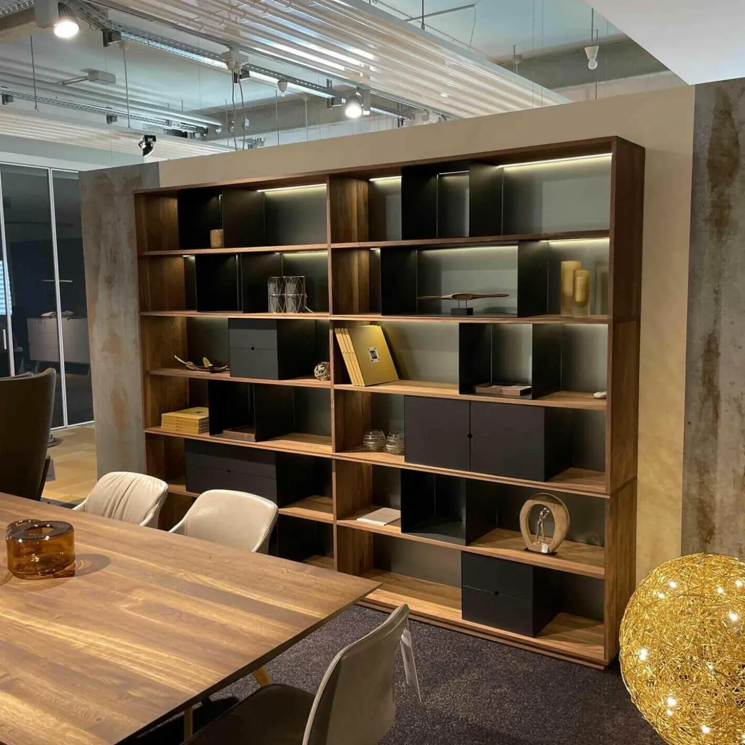 Regalkombination Pares in Nussbaum 130 Rückwand Glas deepgrex Metallboxen anthr. inkl Beleuchtung