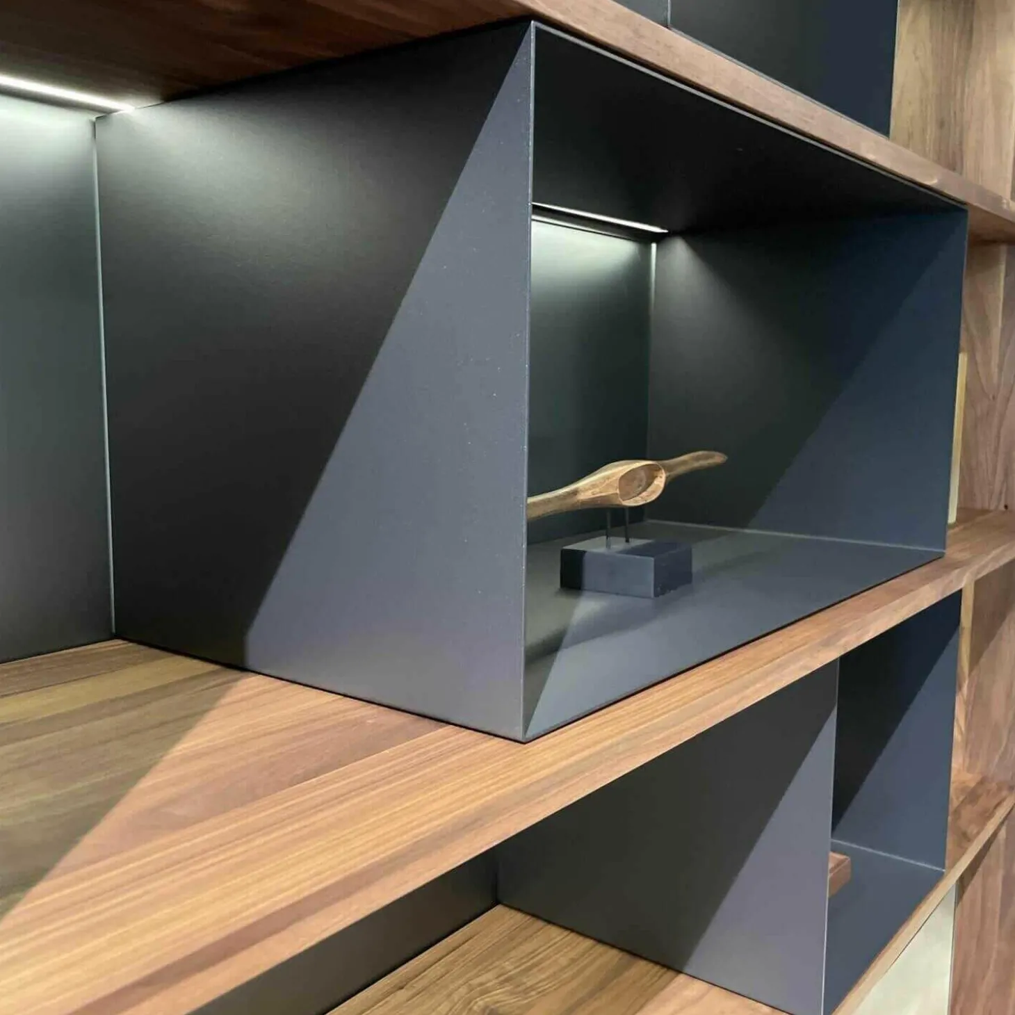 Regalkombination Pares in Nussbaum 130 Rückwand Glas deepgrex Metallboxen anthr. inkl Beleuchtung