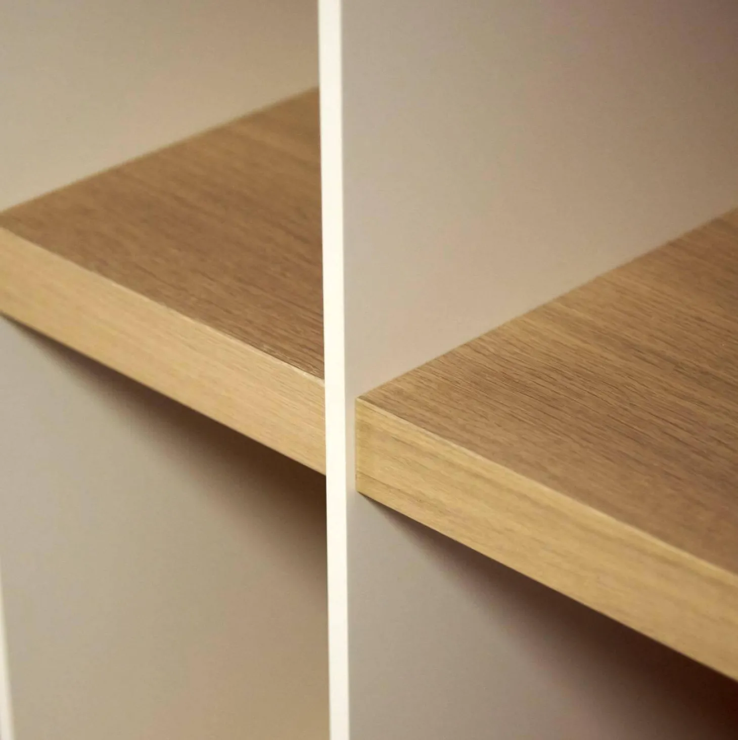 Regal-Kombination Scala mit Wangen Glattlack Blütenweiß Böden Eiche Milk