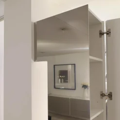 Regalturm Le Ragazze Formose Formosa In Piedi MDF Lackiert Weiß Inklusive Edelstahlverkleidung