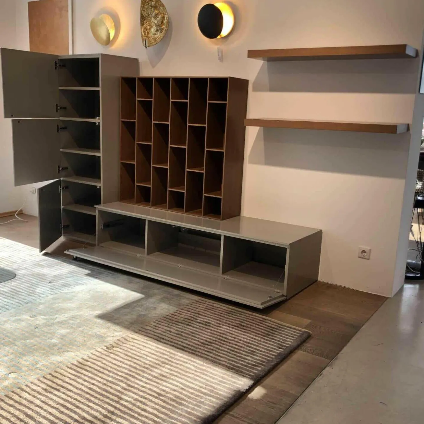 Regalwand Book & Look Grau Holz Lackiert