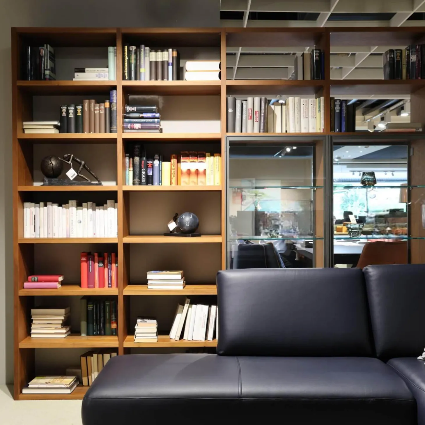 Regalwand Pari Und Dispari Korpus Nussbaum Canaletto Beidseitig Mit Glastüren Ohne Sofa