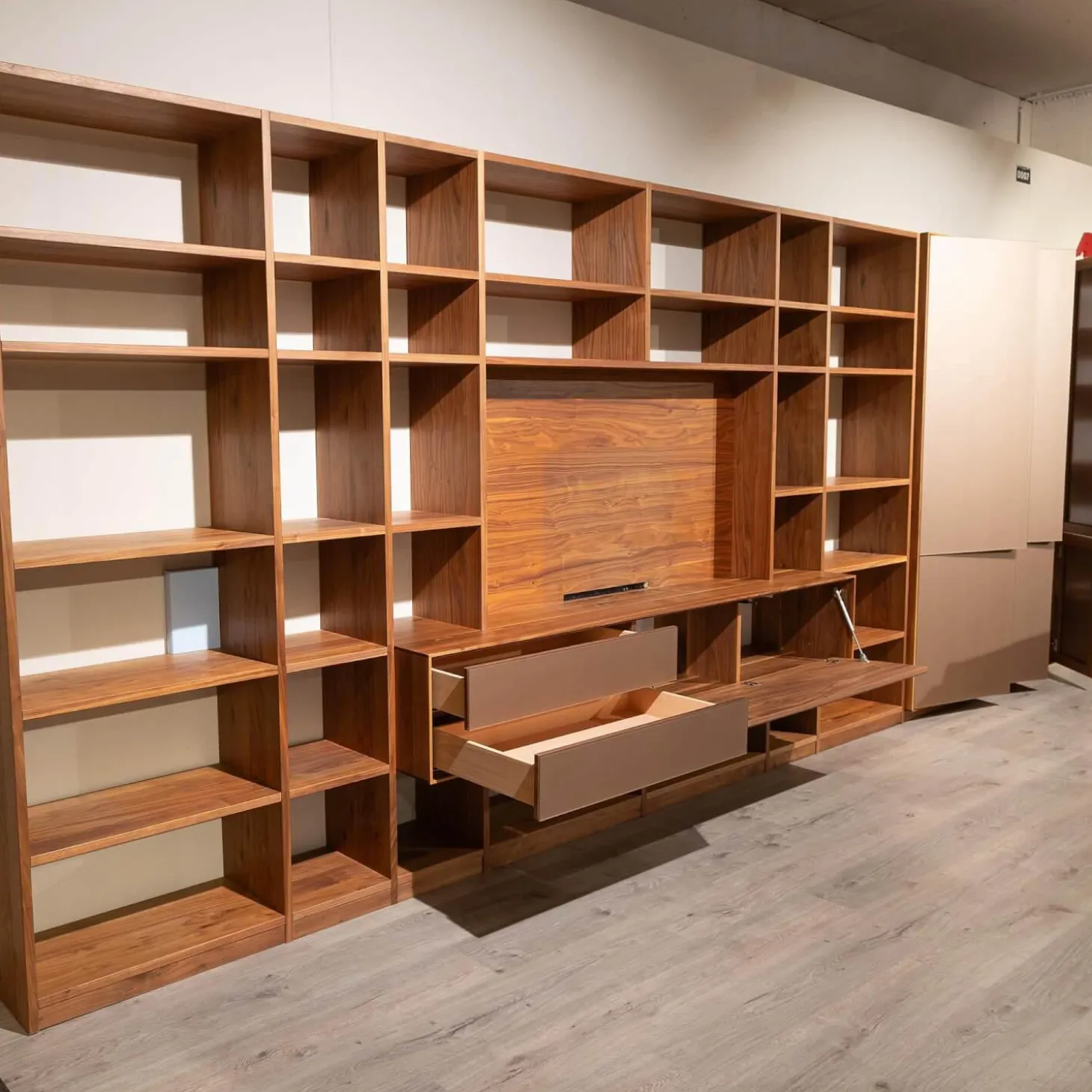 Regalwand PU 30 Puro Style Astnuss Massiv Natur Geölt