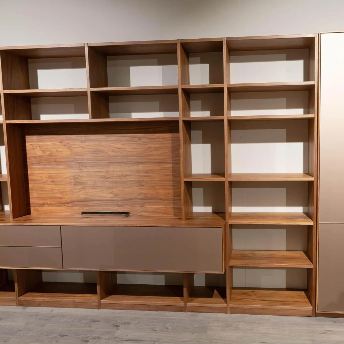 Regalwand PU 30 Puro Style Astnuss Massiv Natur Geölt