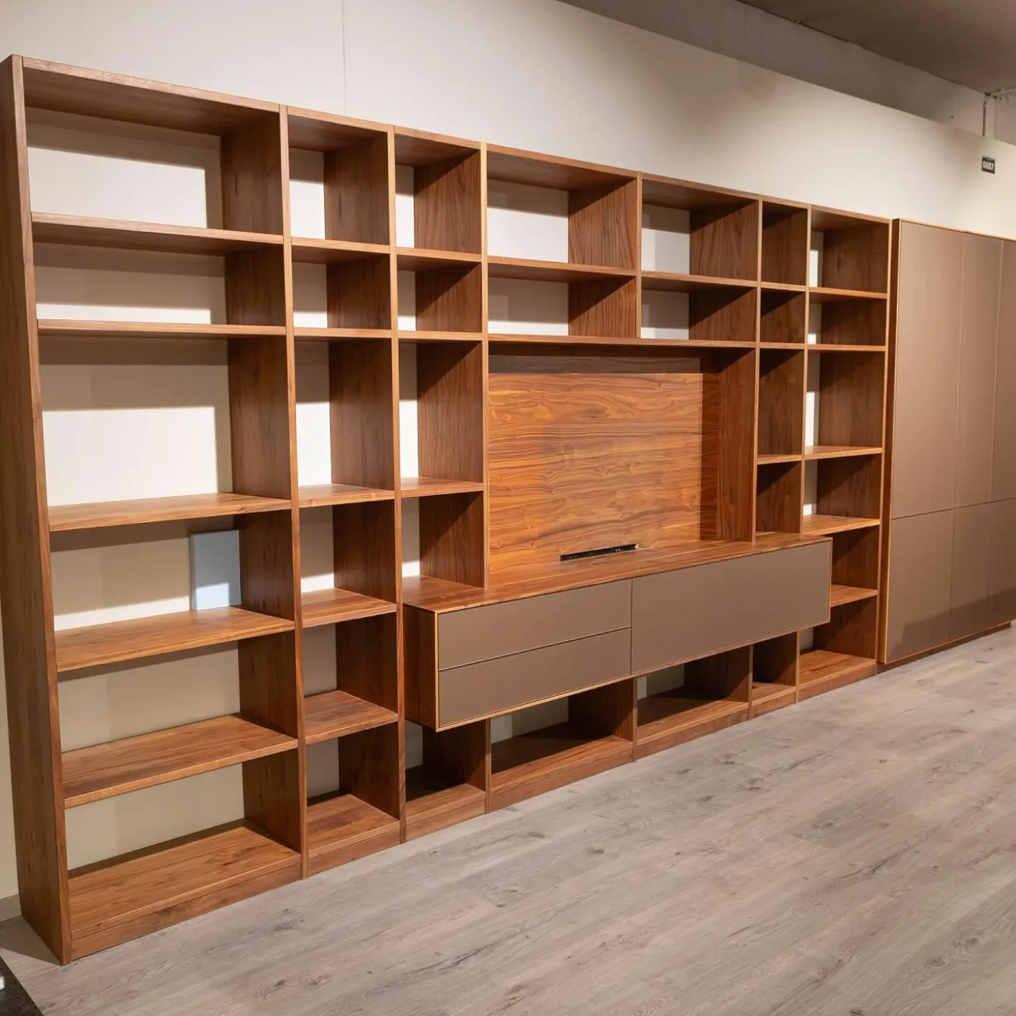 Regalwand PU 30 Puro Style Astnuss Massiv Natur Geölt