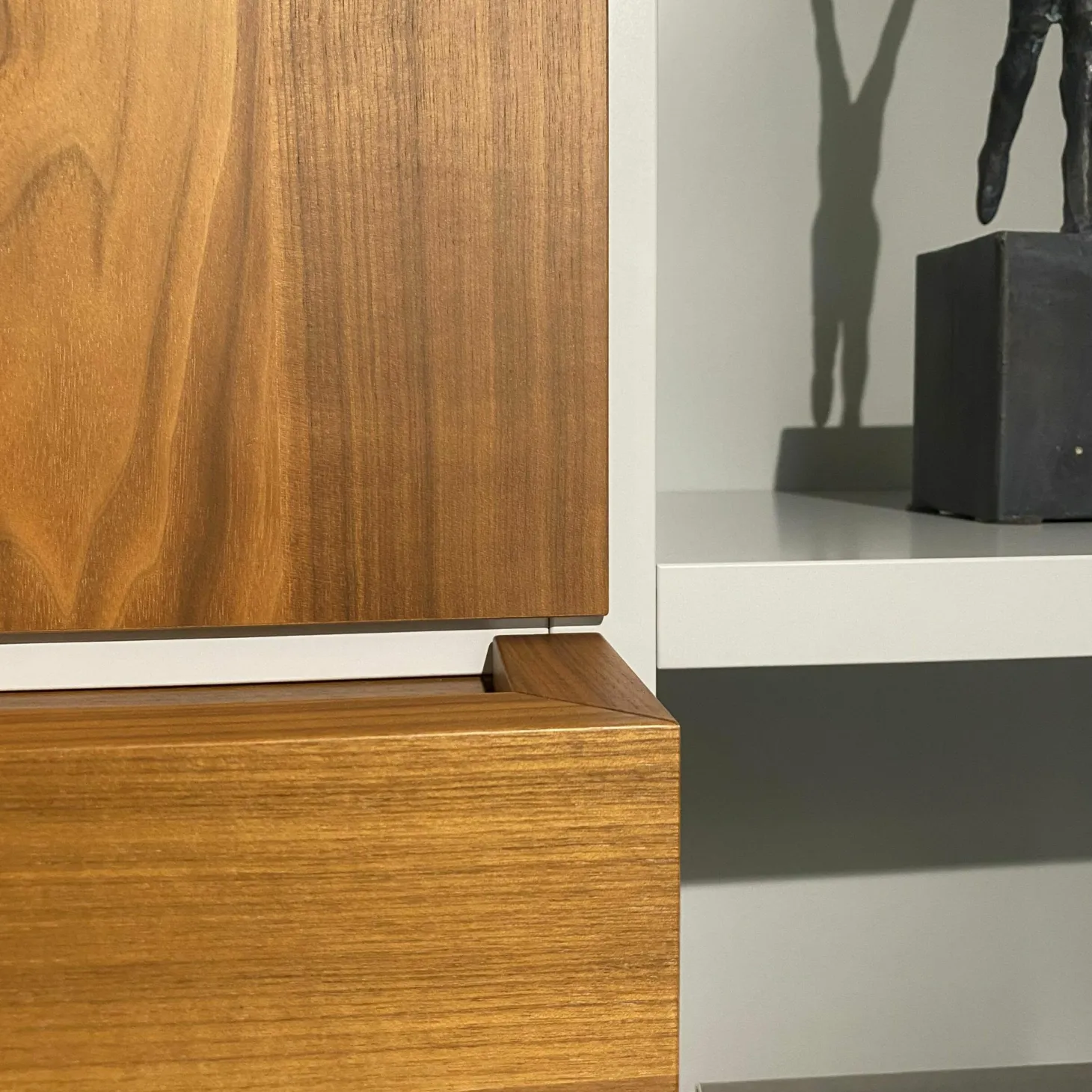 Regalwand Vita WB17 Lichtgrau Nussbaum Massivoptik-Holz Matt