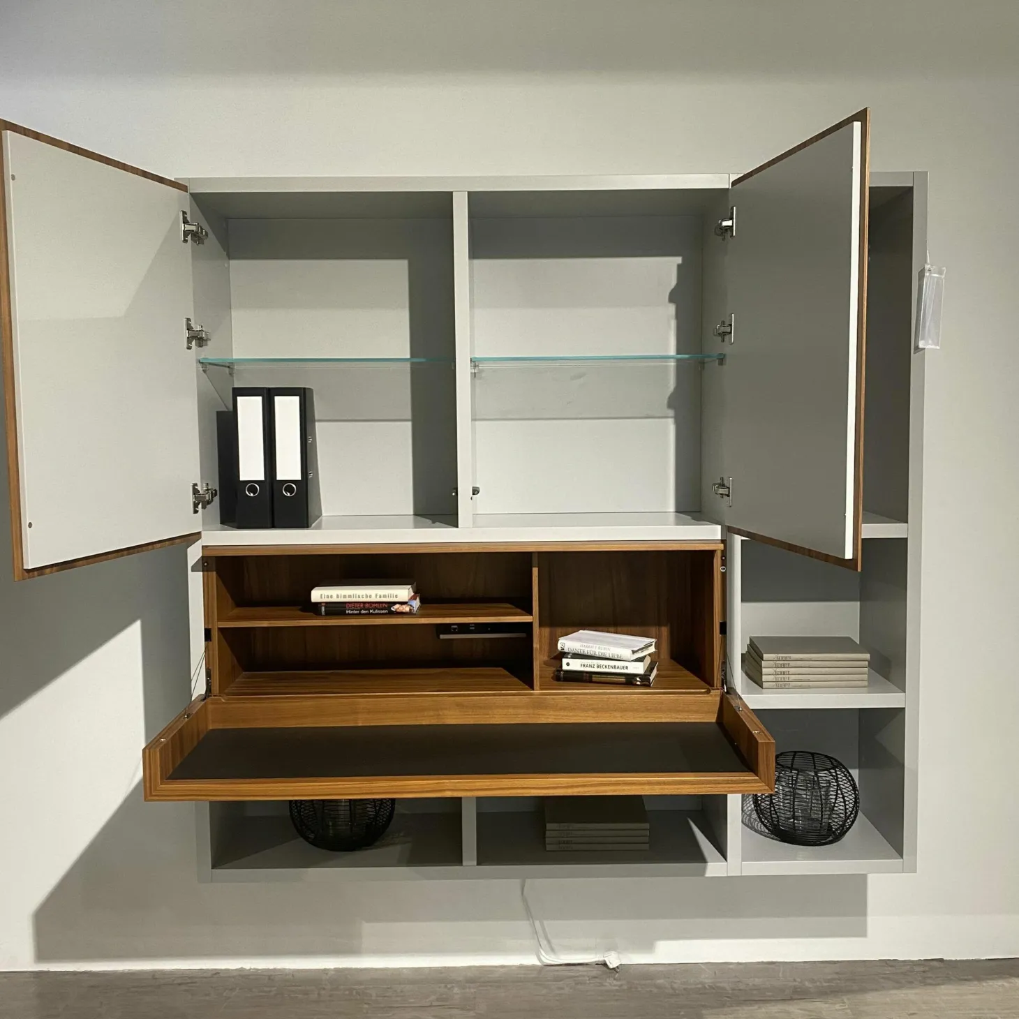 Regalwand Vita WB17 Lichtgrau Nussbaum Massivoptik-Holz Matt