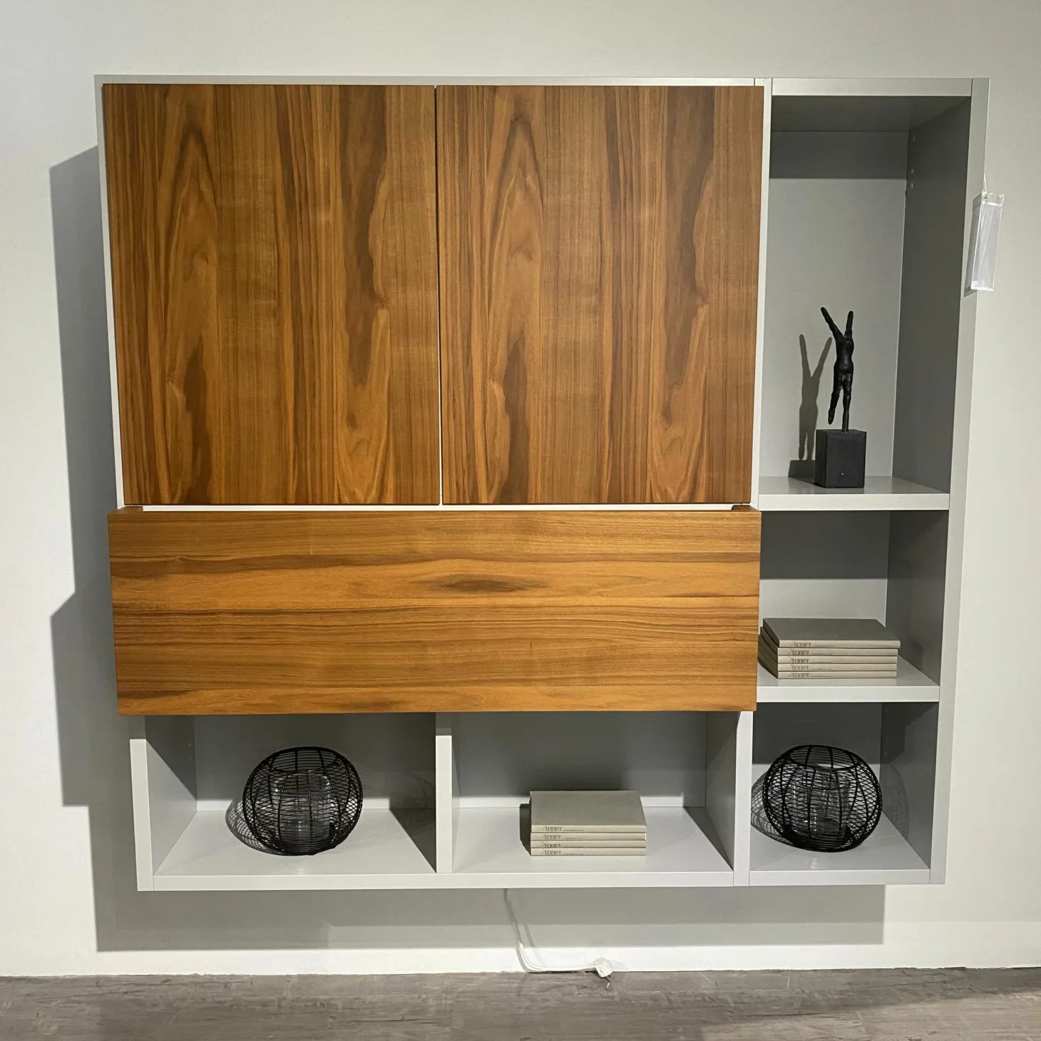 Regalwand Vita WB17 Lichtgrau Nussbaum Massivoptik-Holz Matt