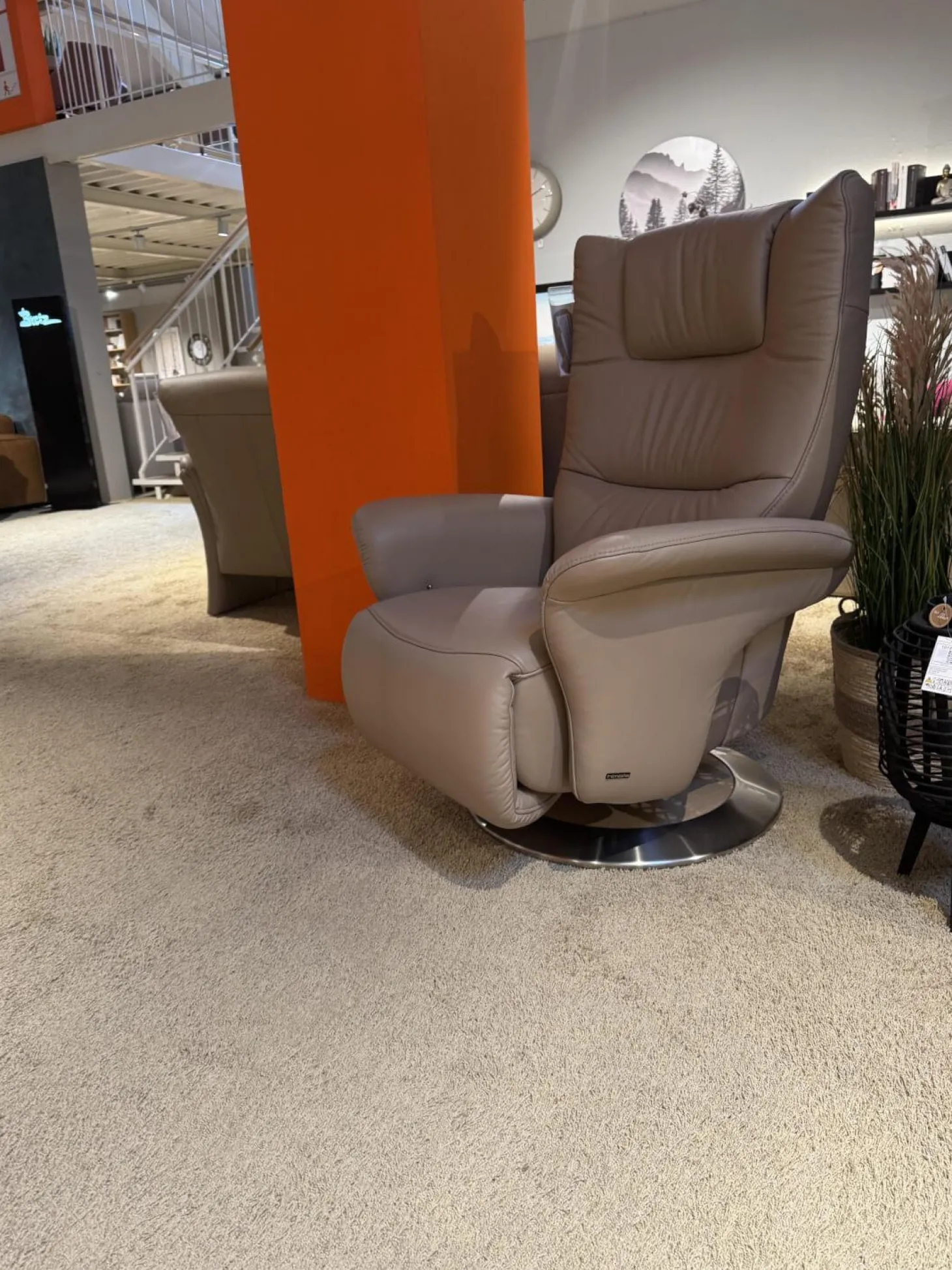 Relaxsessel 8006 Leder 24 Sand Beige Tellerfuß Aluminium Inklusive Manueller Rückenlehnen und Fußteilverstellung