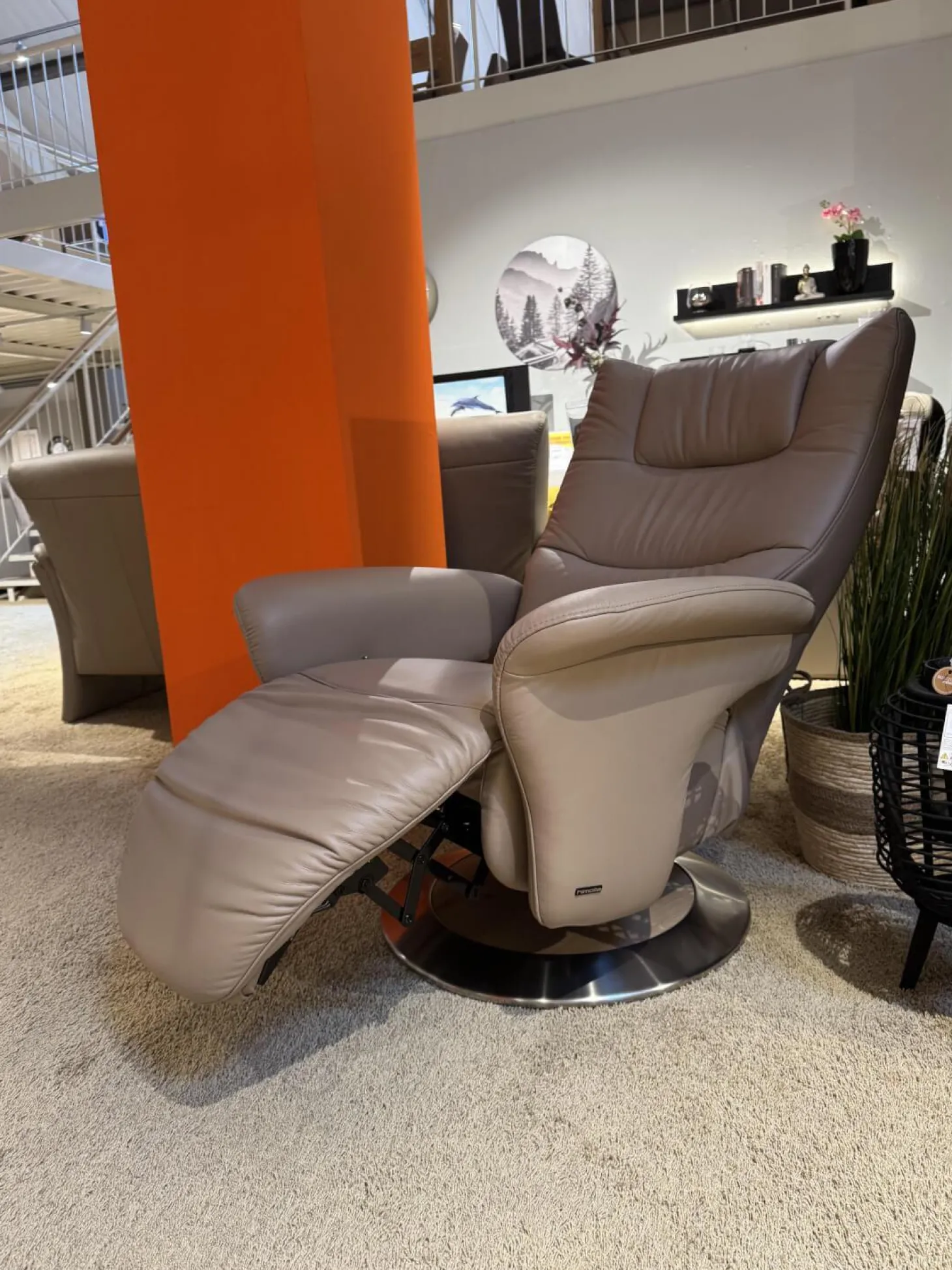 Relaxsessel 8006 Leder 24 Sand Beige Tellerfuß Aluminium Inklusive Manueller Rückenlehnen und Fußteilverstellung