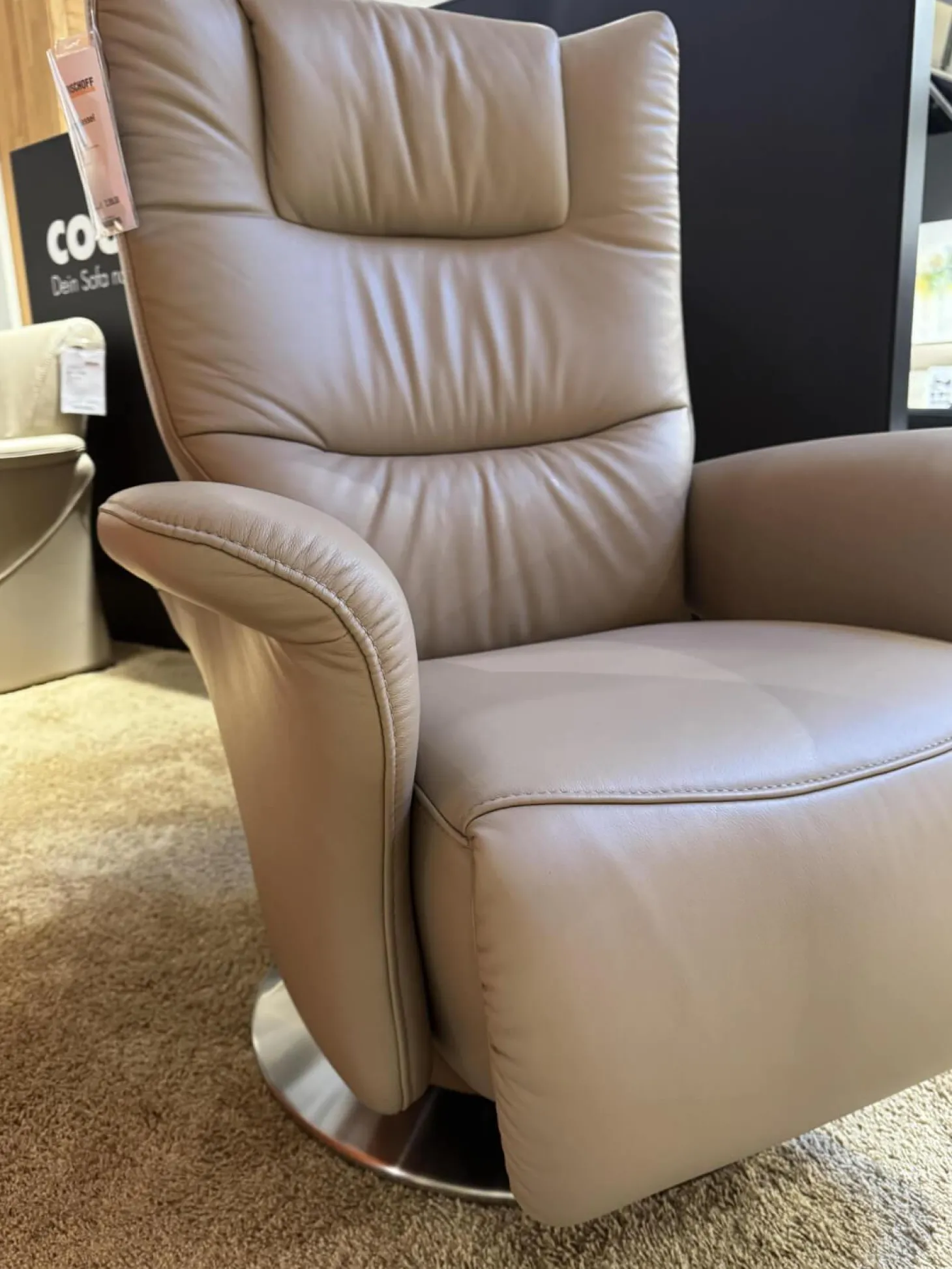 Relaxsessel 8006 Leder 24 Sand Beige Tellerfuß Aluminium Inklusive Manueller Rückenlehnen und Fußteilverstellung