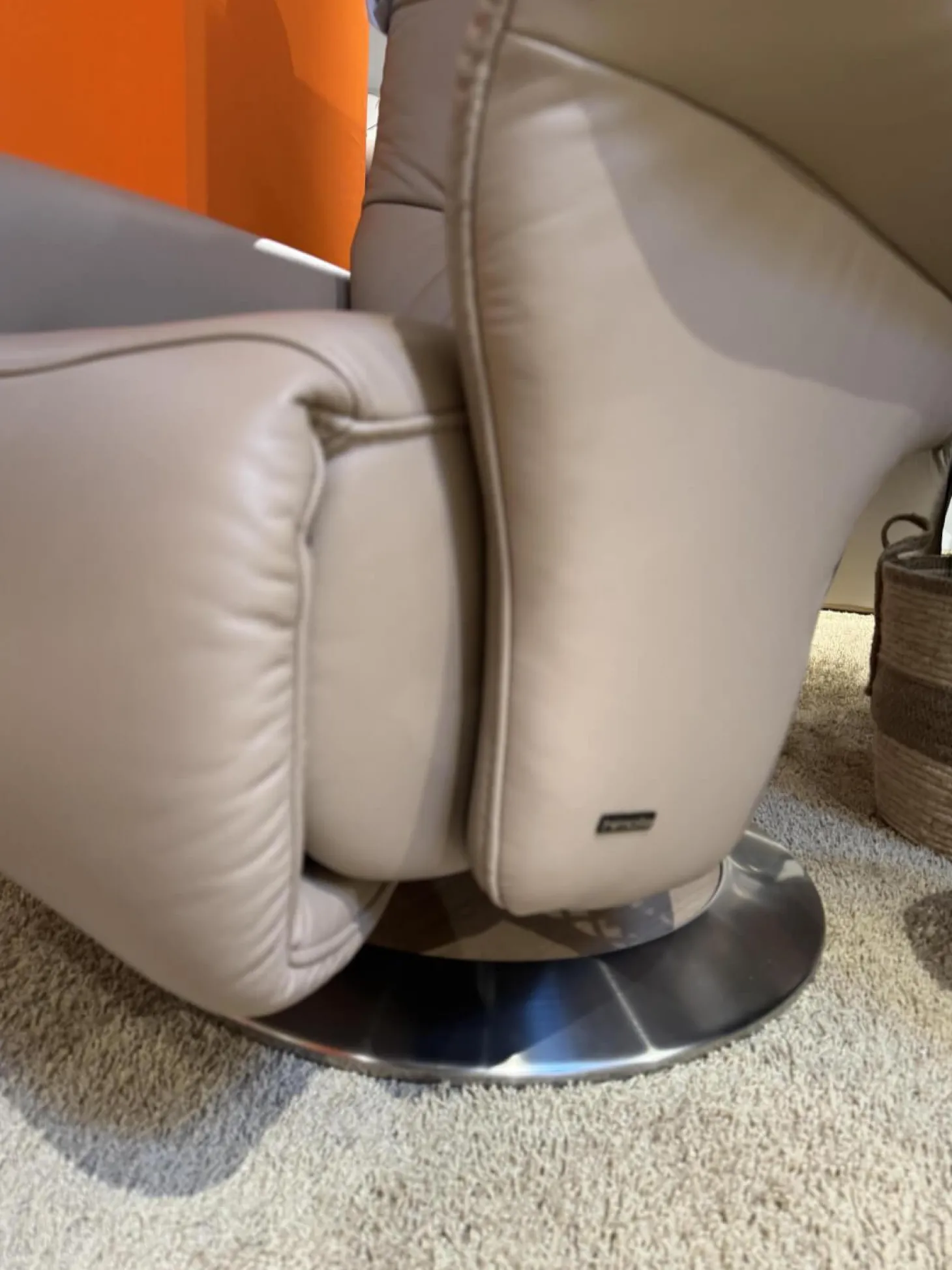 Relaxsessel 8006 Leder 24 Sand Beige Tellerfuß Aluminium Inklusive Manueller Rückenlehnen und Fußteilverstellung