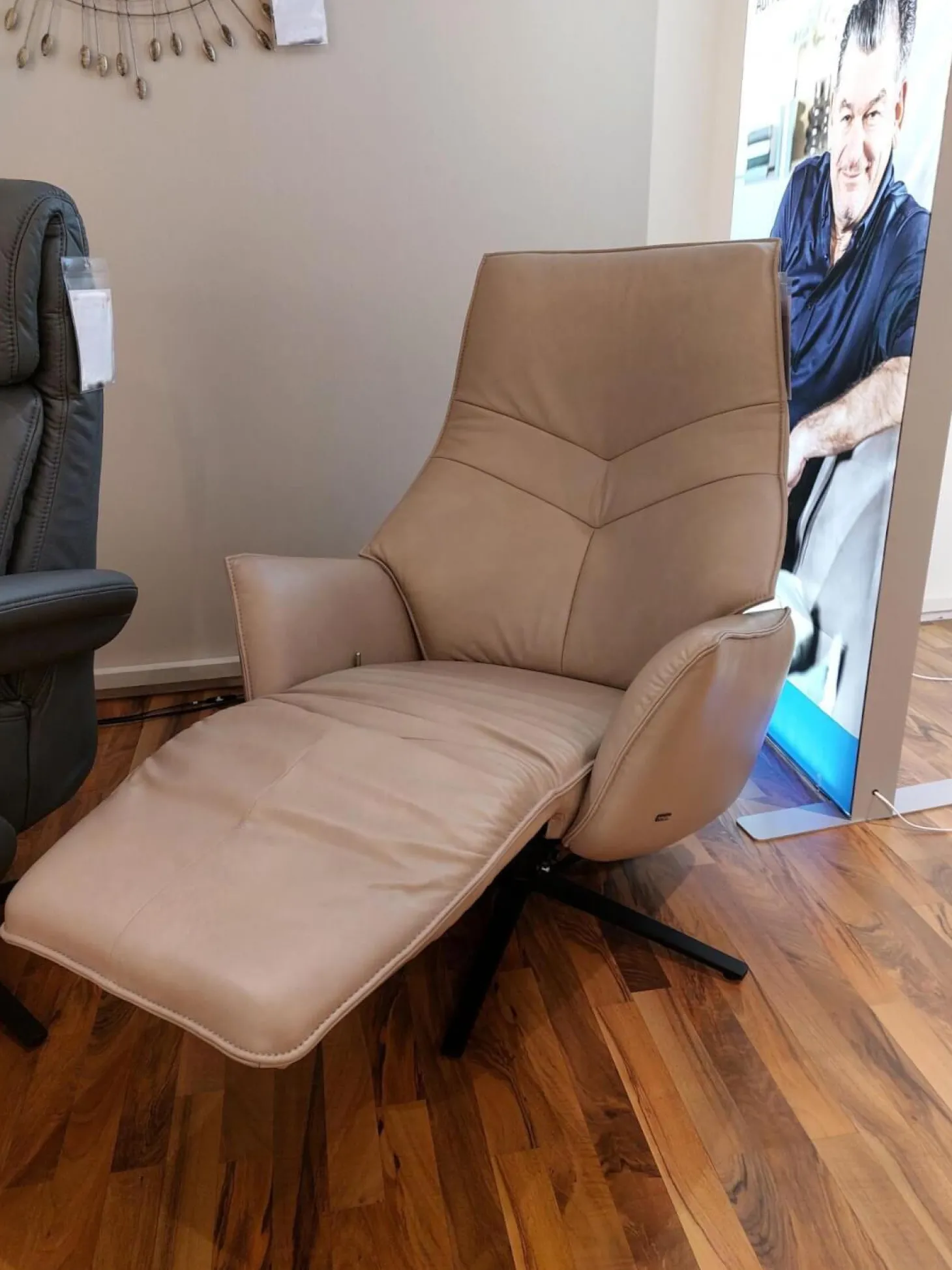 Relaxsessel 7911 Type 45V Leder Soft Nappa Island Beige Braun Sternfuß Stahl Anthrazit Mit Verstellung 1 Motorisch