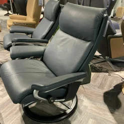 Relaxsessel Aura Leder Paloma Shadow Blue Blau Signature Gestell mit Hocker