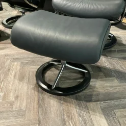 Relaxsessel Aura Leder Paloma Shadow Blue Blau Signature Gestell mit Hocker