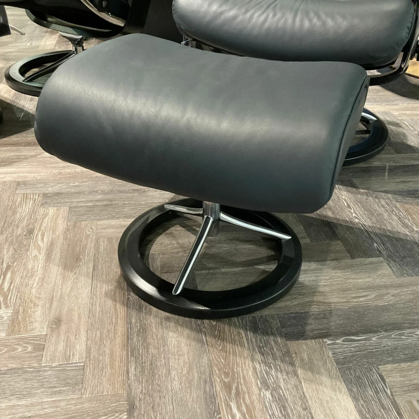 Relaxsessel Aura Leder Paloma Shadow Blue Blau Signature Gestell mit Hocker