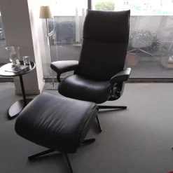 Relaxsessel Aura M Leder Paloma Shadow Blue Dunkelblau Cross Sessel mir Hocker