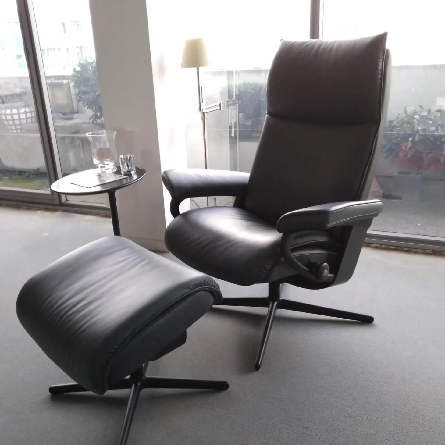 Relaxsessel Aura M Leder Paloma Shadow Blue Dunkelblau Cross Sessel mir Hocker