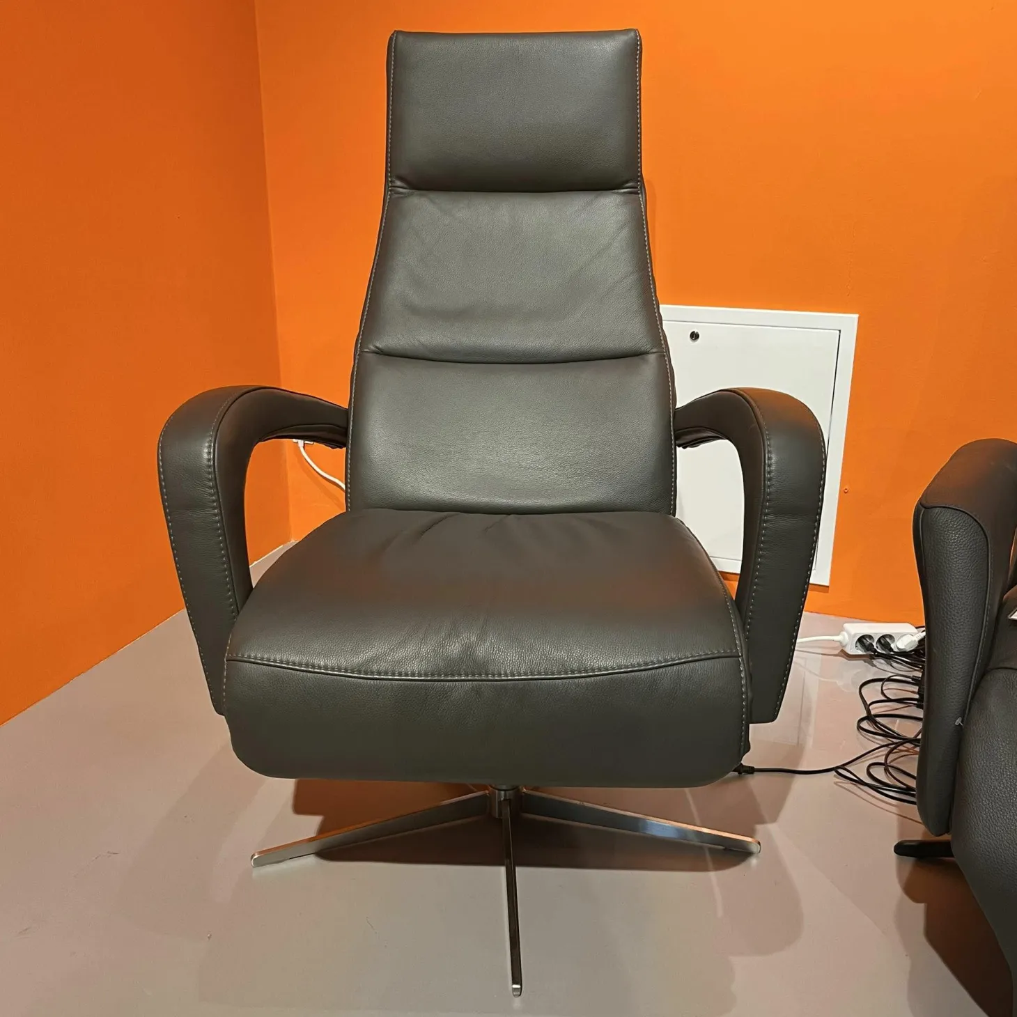 Relaxsessel Balok Innen Leder Anthrazit Außen Stoff Aubergine Violett Gestell Kreuzfuß Edelstahl Drehbar