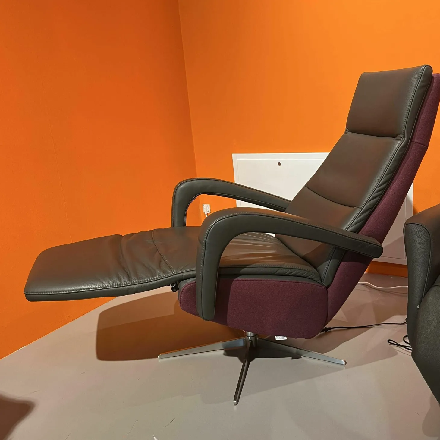 Relaxsessel Balok Innen Leder Anthrazit Außen Stoff Aubergine Violett Gestell Kreuzfuß Edelstahl Drehbar