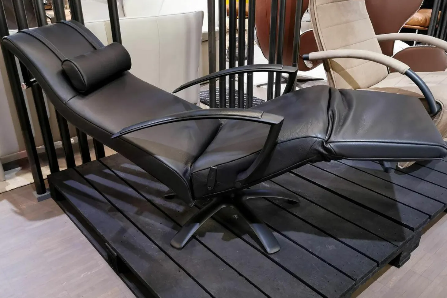 Relaxsessel Brainbuilder Mono-Move Medi Leder Celia Nero Schwarz Gestell Schwarz