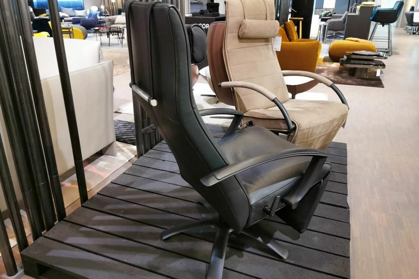 Relaxsessel Brainbuilder Mono-Move Medi Leder Celia Nero Schwarz Gestell Schwarz