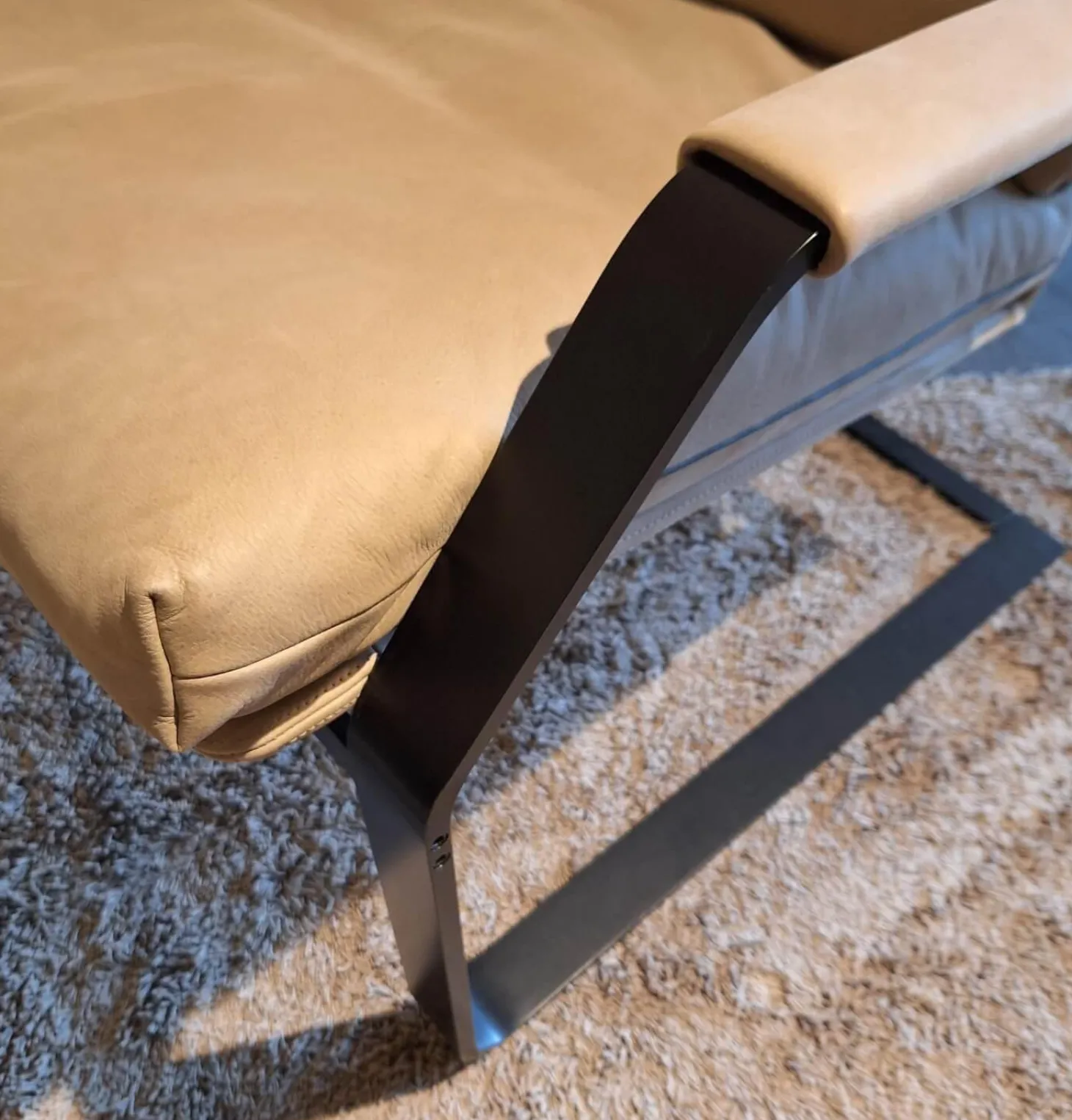 Relaxsessel Classics 263 Leder M Lavagrau Gestell Schwarz mit Hocker