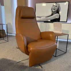 Relaxsessel Cosy Ghost Leder Lipano Cognac Gestell 4-Sternfuß Gewellt In Chrom Hochglanz Kopfkissen Form Träne Abgerundet