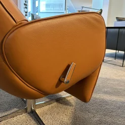 Relaxsessel Cosy Ghost Leder Lipano Cognac Gestell 4-Sternfuß Gewellt In Chrom Hochglanz Kopfkissen Form Träne Abgerundet