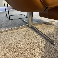 Relaxsessel Cosy Ghost Leder Lipano Cognac Gestell 4-Sternfuß Gewellt In Chrom Hochglanz Kopfkissen Form Träne Abgerundet