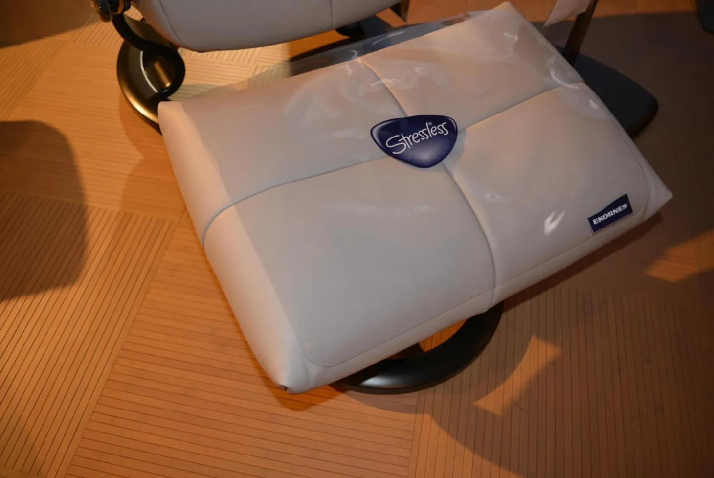 Relaxsessel David M Leder Batick Platinum Grey mit Hocker