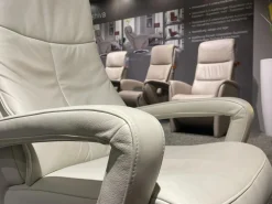 Relaxsessel Husum Nr 1 Medium Leder Credo Weiß Sternfuß Schwarz Motorisch Verstellbar