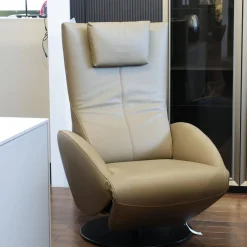 Relaxsessel Mate Uni Leder 28 Living 116 Cashmere Beige Tellerfuß Metall RAL 9005 Tiefschwarz Mit Nackenkissen