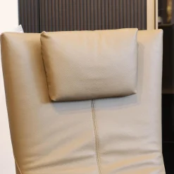 Relaxsessel Mate Uni Leder 28 Living 116 Cashmere Beige Tellerfuß Metall RAL 9005 Tiefschwarz Mit Nackenkissen