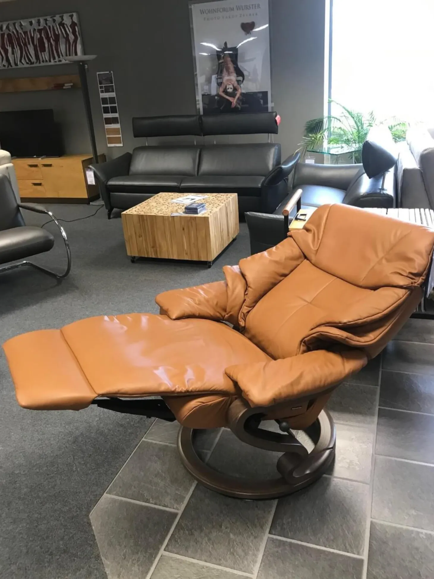 Relax-Sessel Modell 7124 Zerostress in Echleder mit erhöhtem Untergestell und Funktionen