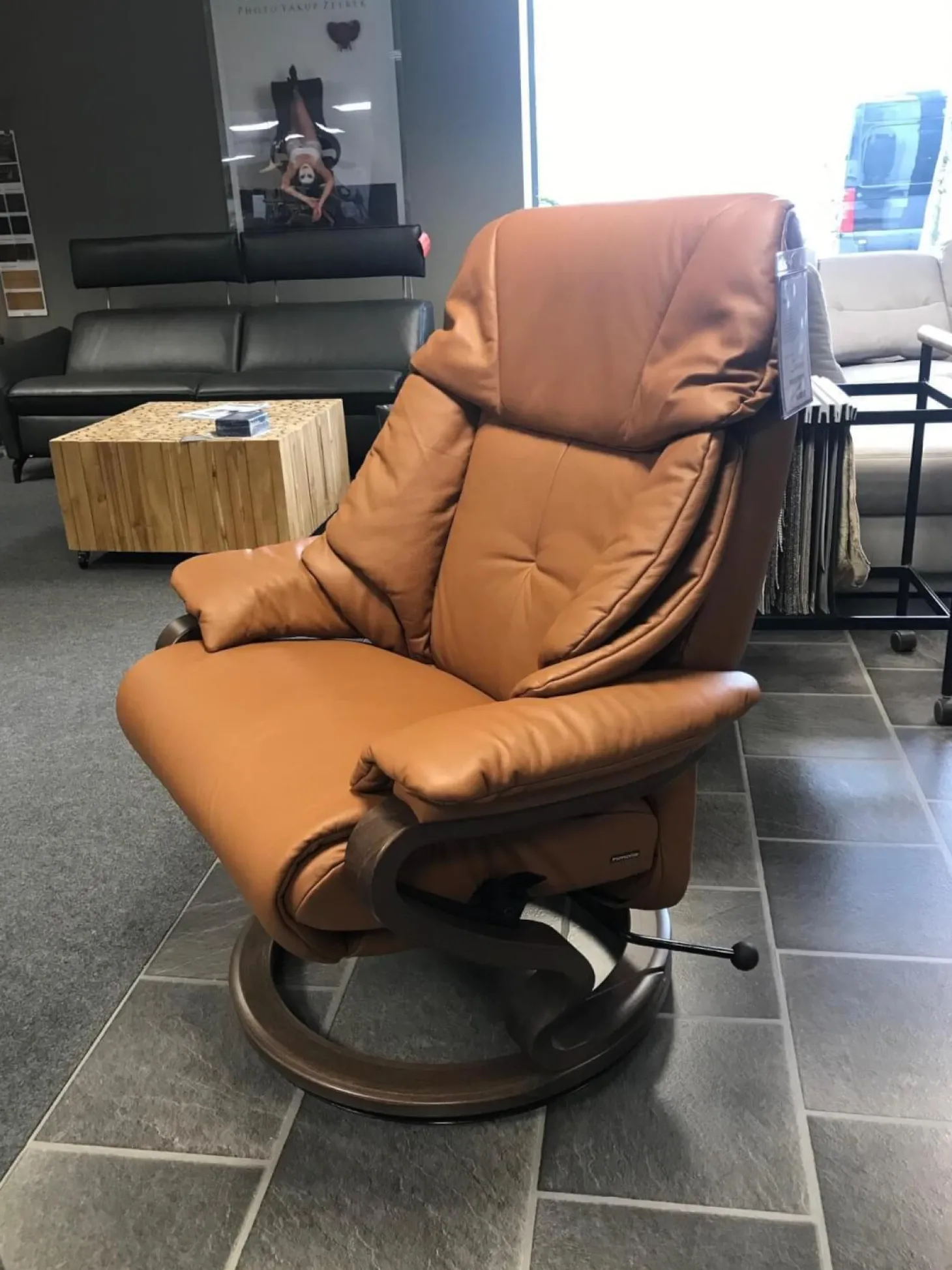 Relax-Sessel Modell 7124 Zerostress in Echleder mit erhöhtem Untergestell und Funktionen