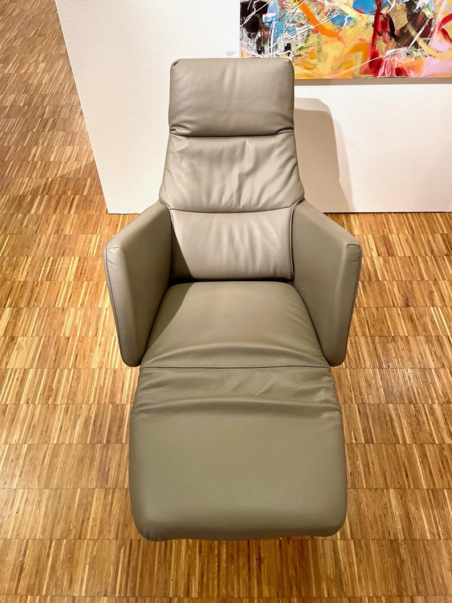 Relaxsessel Positano Medium Semianilinleder Lava Grau Kreuzfuß Schwarz Bedienelement Edelstahl