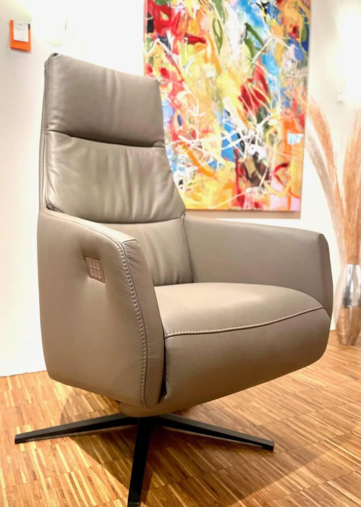 Relaxsessel Positano Medium Semianilinleder Lava Grau Kreuzfuß Schwarz Bedienelement Edelstahl