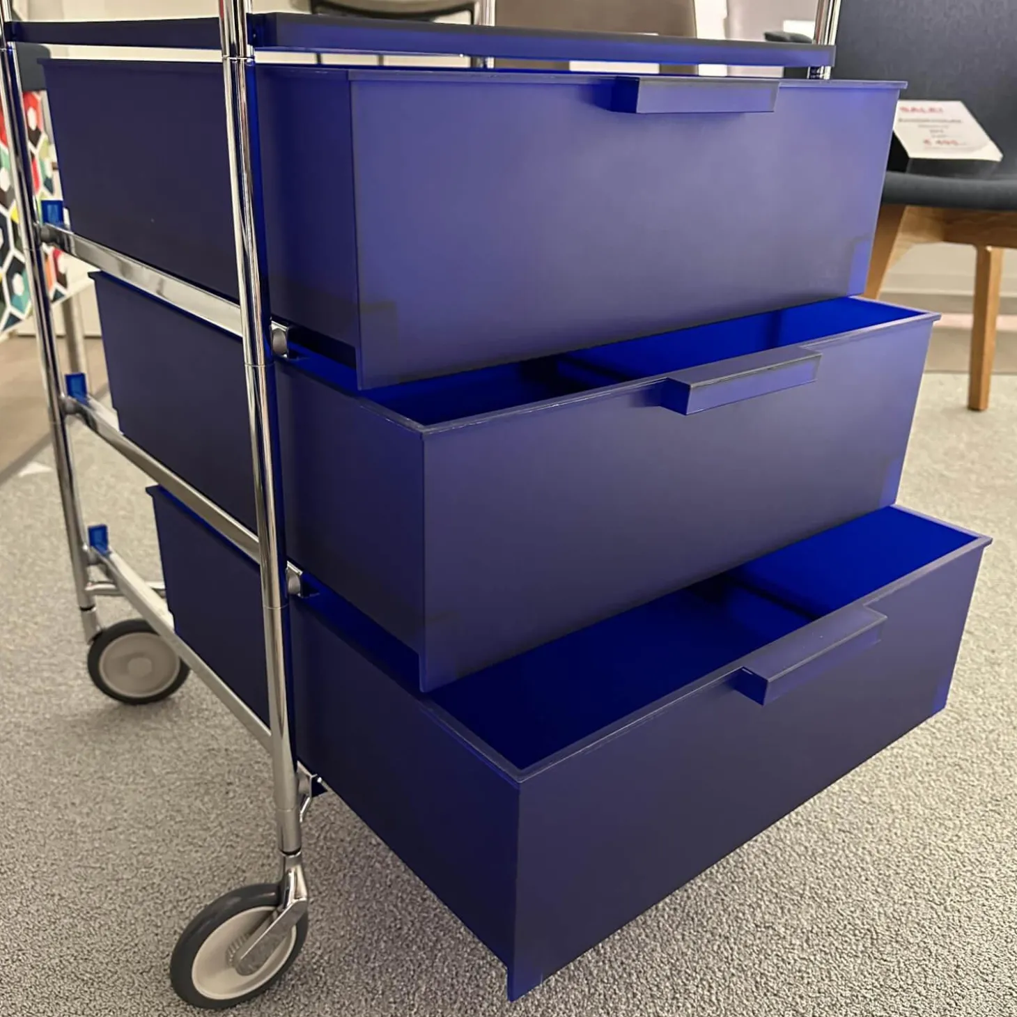 Rollcontainer Mobil L2 Blau Gestell Stahlrohr Verchromt