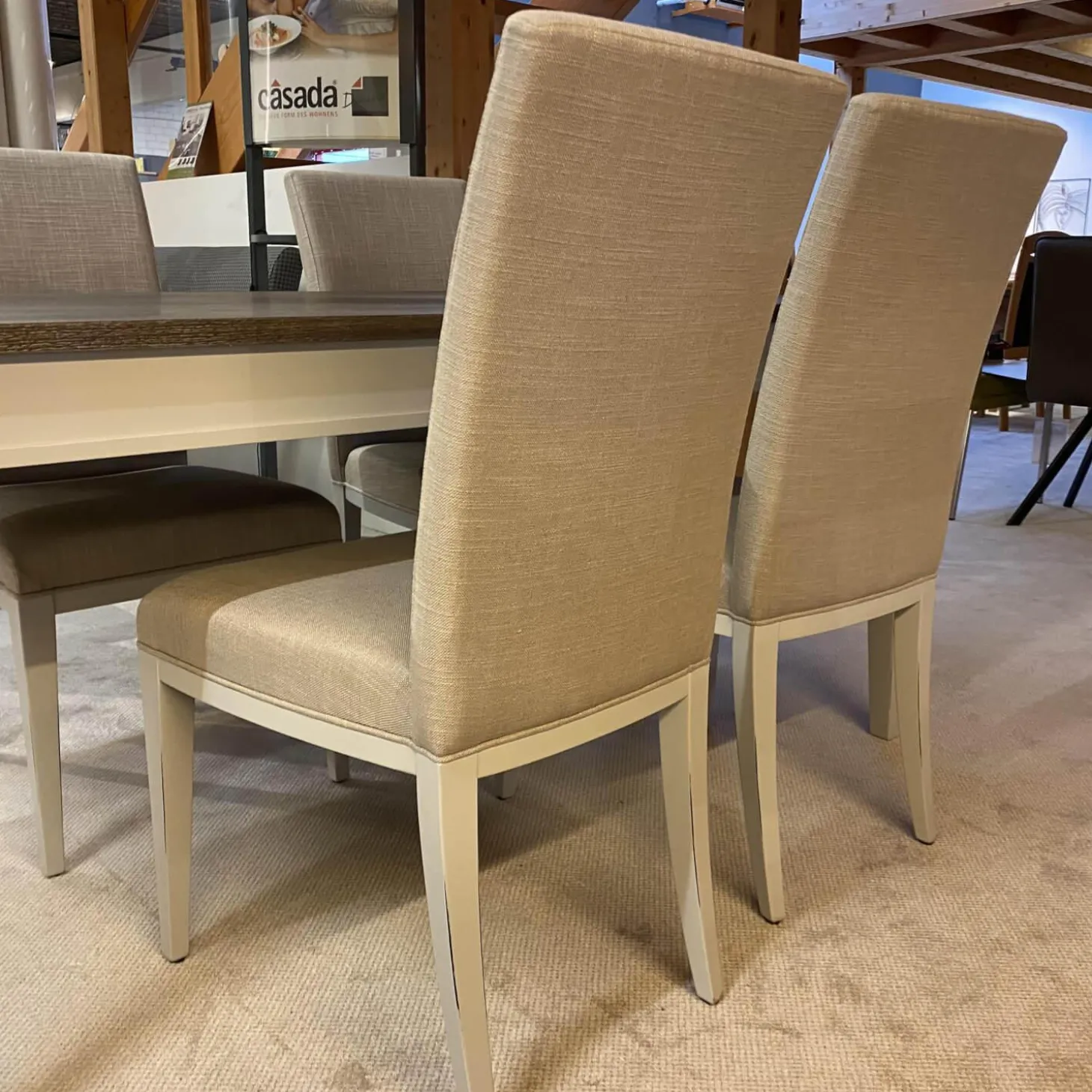 Romantica Esstisch Eiche Trüffel Gekalkt Mit Vier Stühlen Stoff Darwin Sand