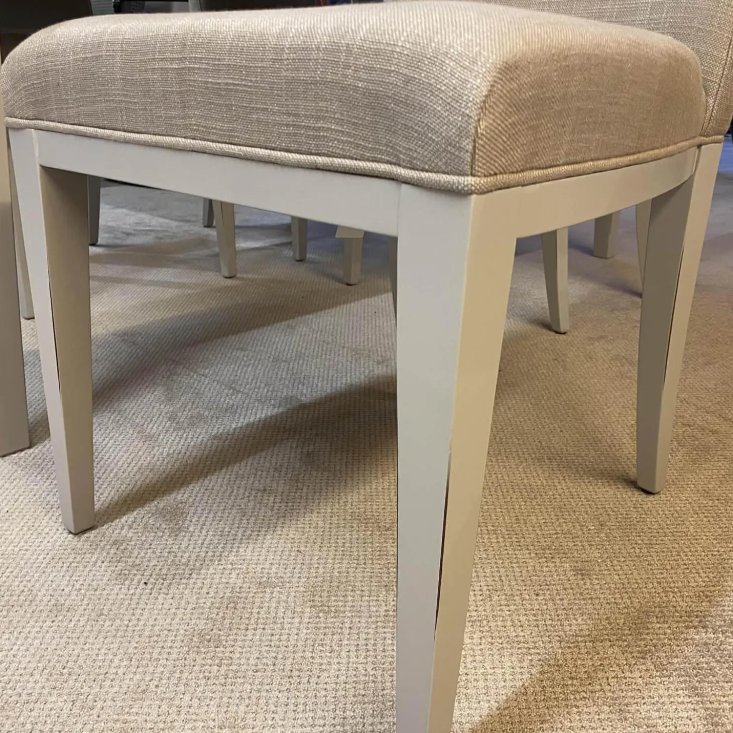 Romantica Esstisch Eiche Trüffel Gekalkt Mit Vier Stühlen Stoff Darwin Sand