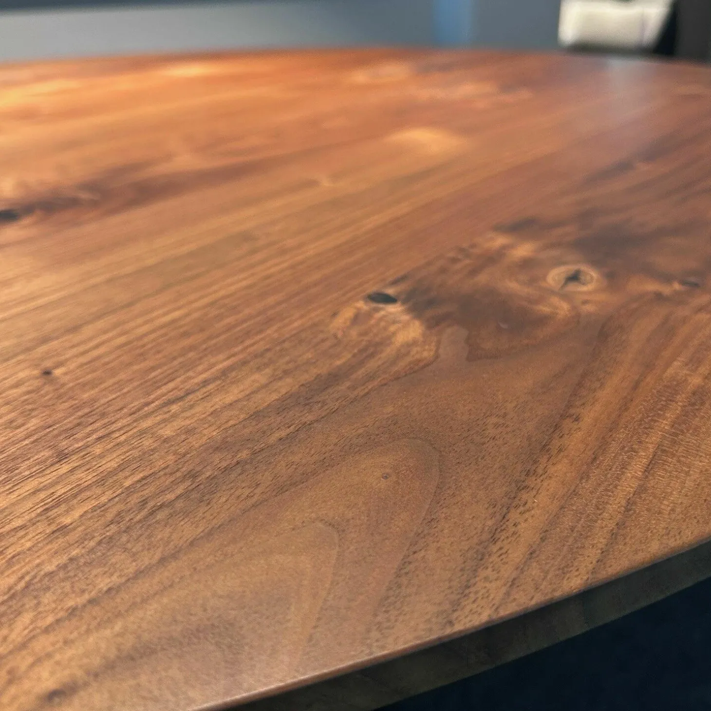 Runder Esstisch Basket BC07 Platte Nussbaum Amerikanisch Natur Geölt Gestell Tiefschwarz